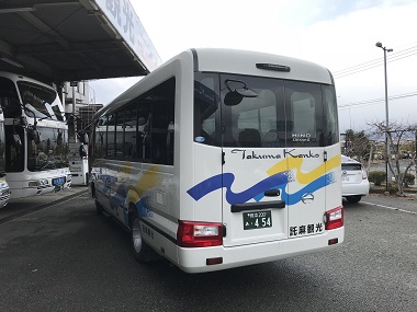 マイクロバスの中央通路と横並びの座席が見える内観